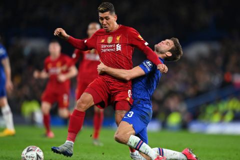 Roberto Firmino dribbling past a Chelsea defender.